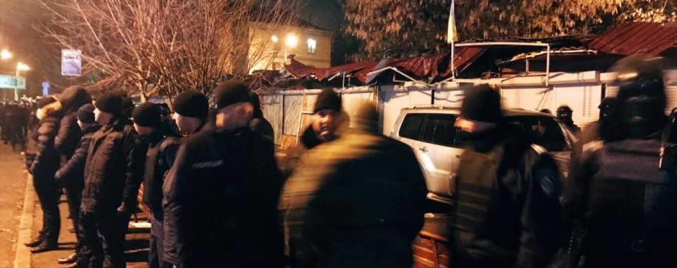 У Києві серед ночі почали громити МАФи біля станції метро "Політехнічний інститут"