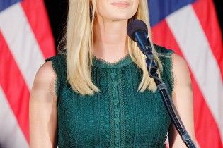 У США пасажир літака накинувся з обуренням на дочку Трампа