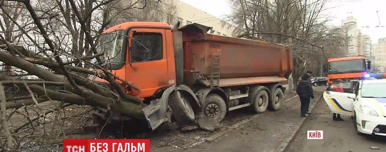 Зупинка в деревах: посеред Києва у вантажівки на повному ходу відмовили гальма