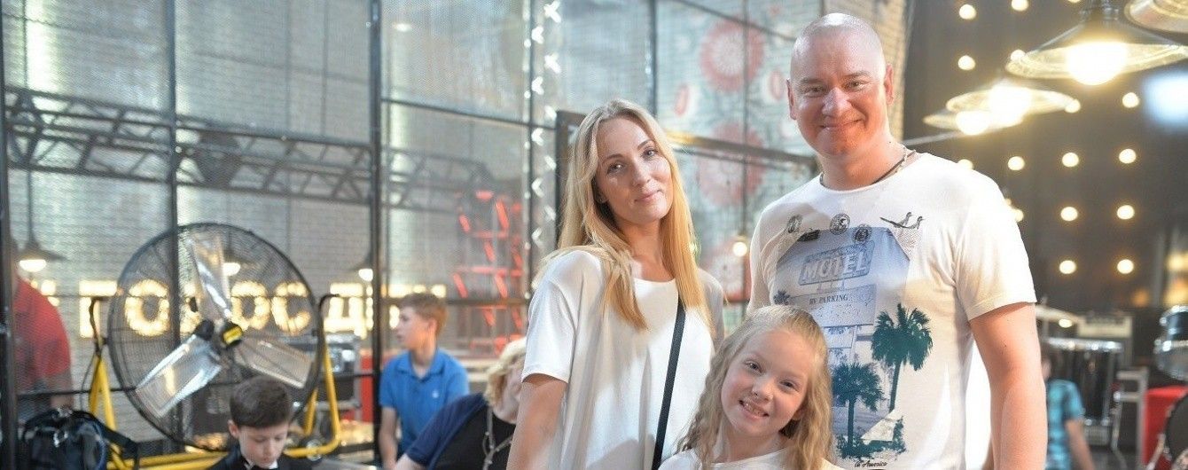 Зірка "Кварталу 95" Кошовий показав підрослих доньок та дружину-красуню у різдвяній фотосесії