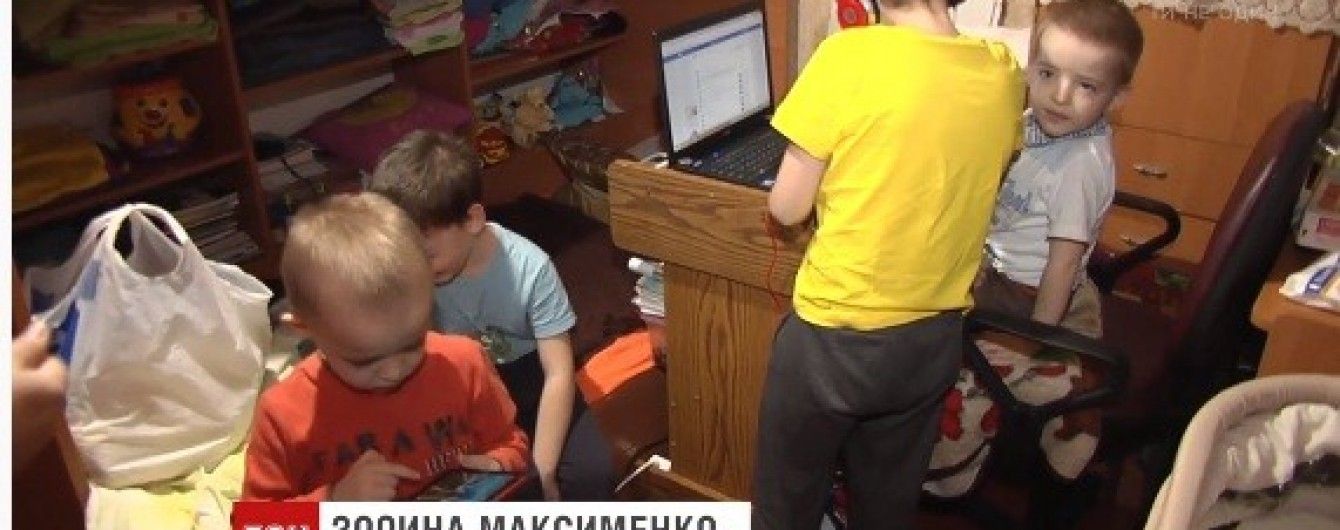 Сплять валетом, їдять на ліжку: у Києві родина з шістьма дітьми живе у кімнаті площею 18 квадратів