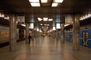 Синя гілка метро у Києві зупинялась через аварію
