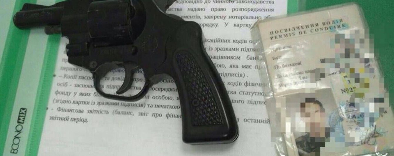 У Харкові звільнений із лав Нацгвардії полковник із пістолетом намагався пограбувати банк