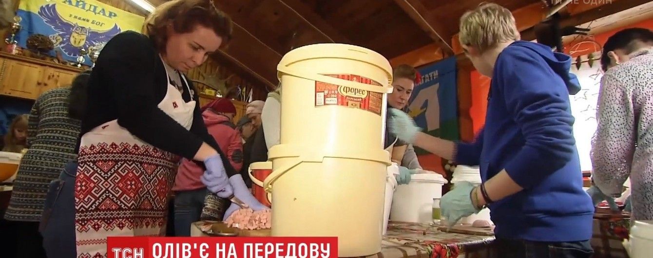 Кияни нарізали 2,5 тонни олів'є для новорічних столів на передовій АТО