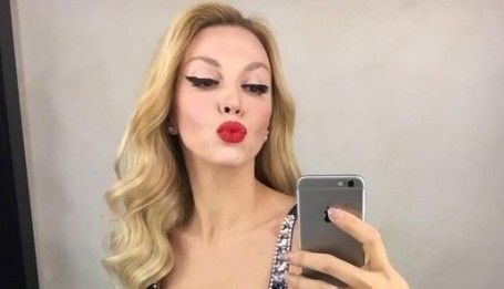 Оля Полякова показала плоский живот