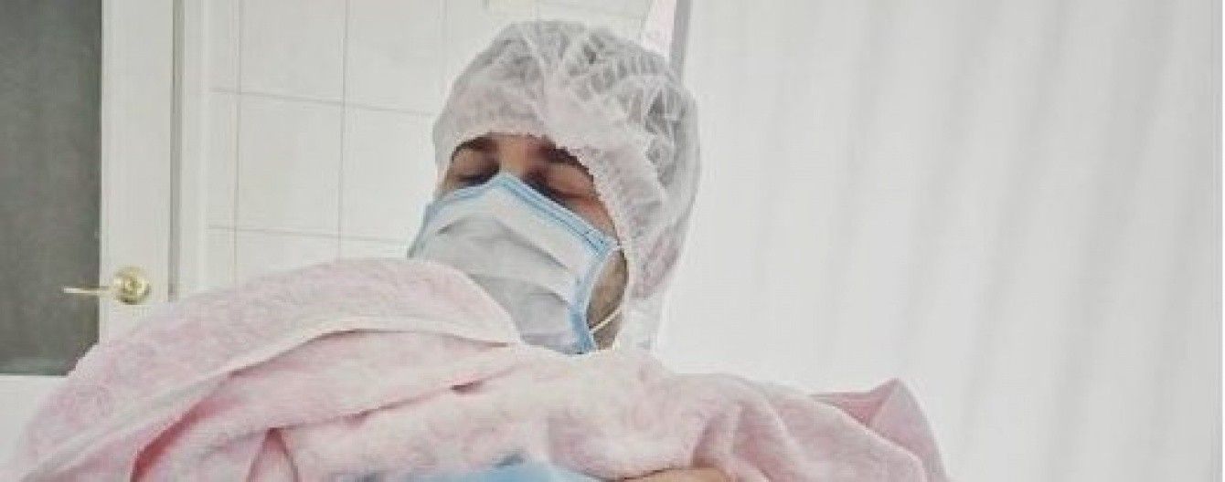 Щасливий татко Олексій Душка показав новонароджену донечку
