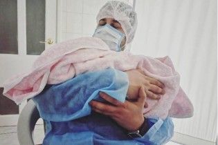 Щасливий татко Олексій Душка показав новонароджену донечку