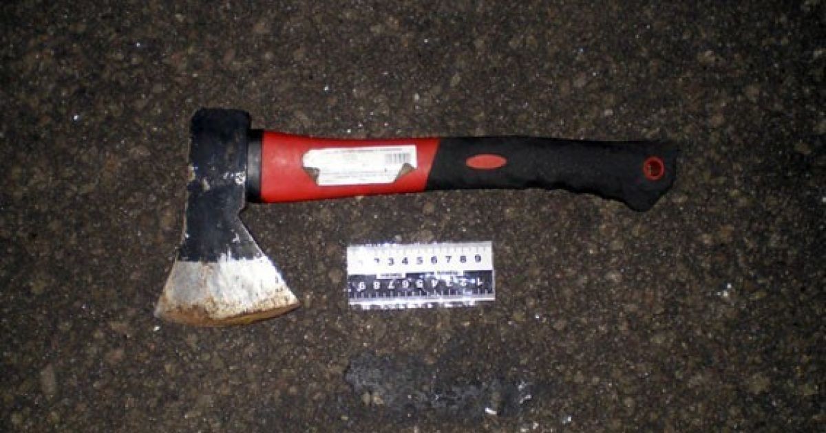 Лікарям вдалося врятувати пораненого сокирою поліцейського, він згадав деталі нападу