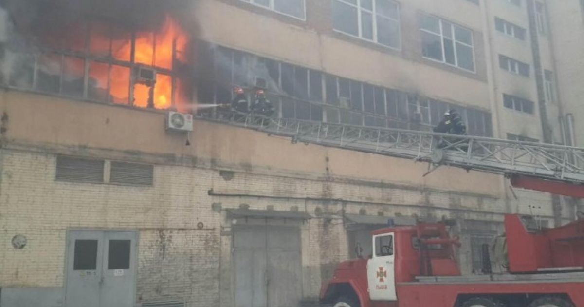 Вже двоє рятувальників постраждали під час ліквідації пожежі у Львові