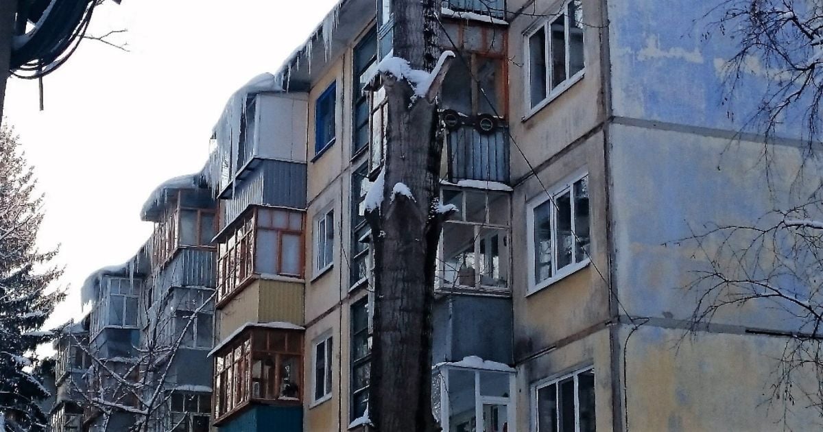 Гигантские сосульки заполонили Харьков. Коммунальщики сетуют на брошенные авто, которые мешают их сбивать