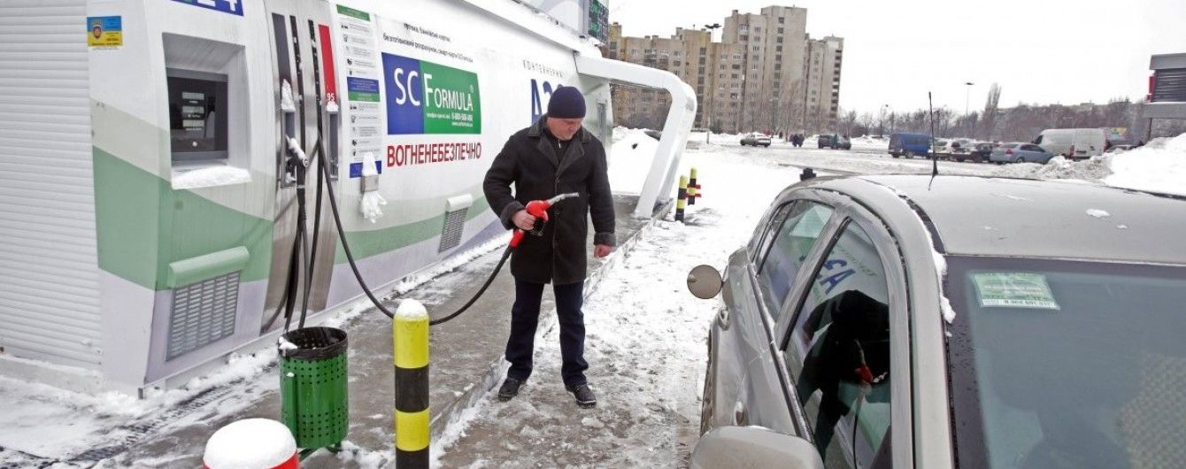 Скільки коштує заправити авто на АЗС уранці 16 грудня
