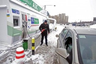 Сколько стоит заправить авто на АЗС утром 16 декабря