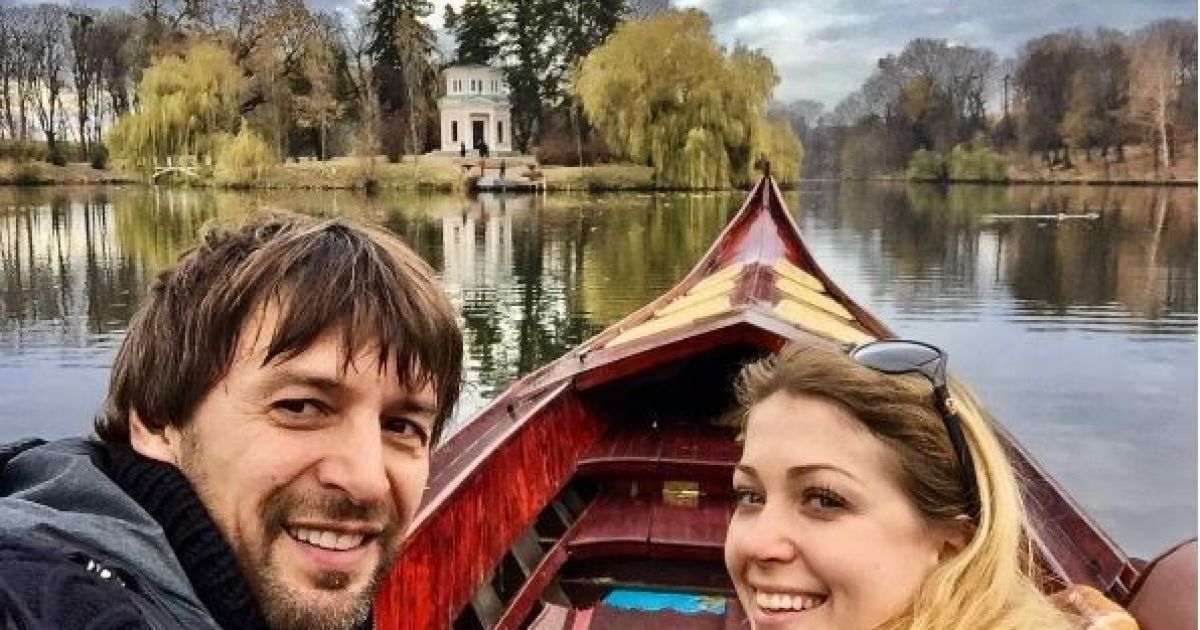 Оперативники намагалися вручити повістку коханій Шовковського в аеропорту