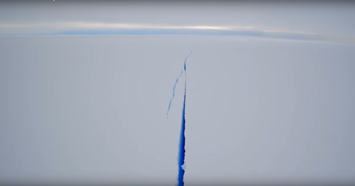 З'явилося видовищне відео величезної тріщини на льодовику Антарктиди