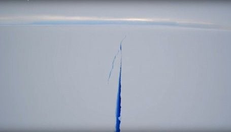 З'явилося видовищне відео величезної тріщини на льодовику Антарктиди