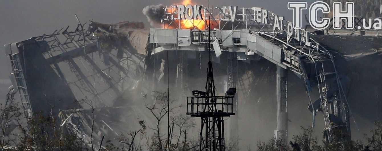 Флаг Украины и боевики за несколько сотен метров. Как военные бьются за Донецкий аэропорт