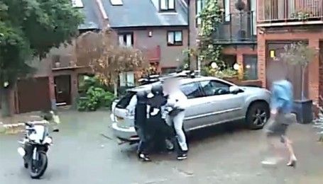 У Лондоні власник мотоцикла голіруч відігнав викрадачів транспортного засобу з нунчаку
