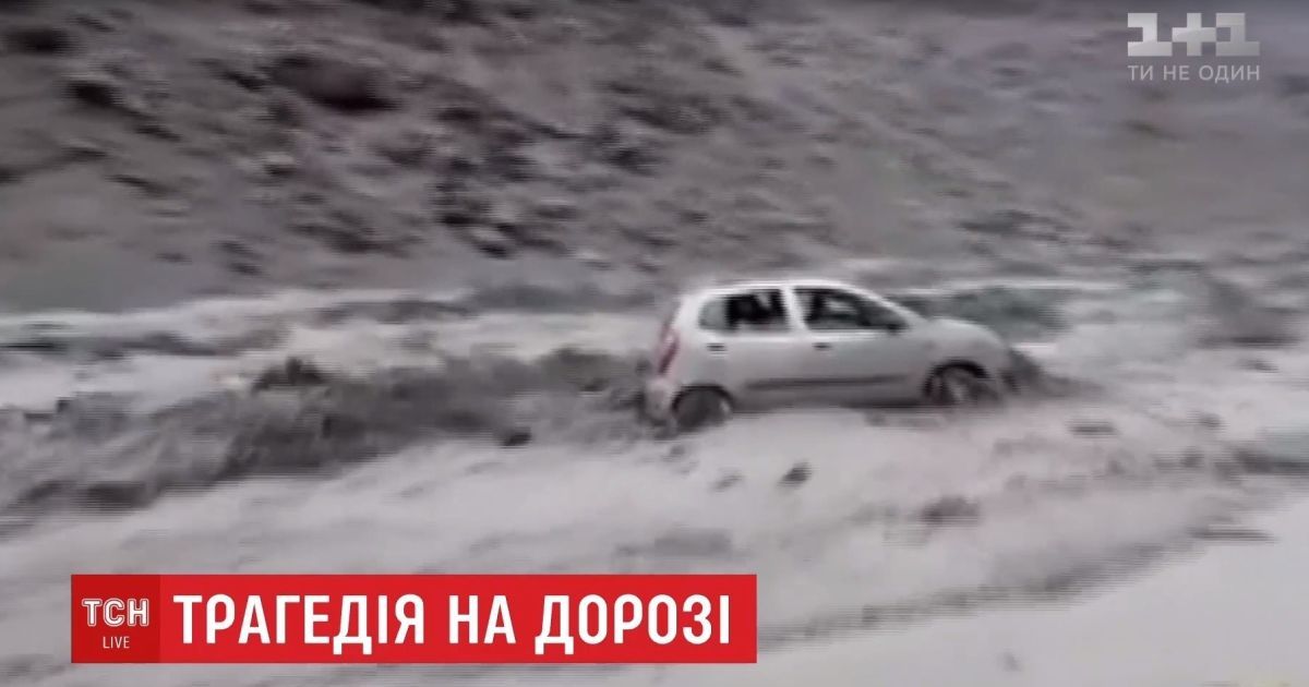 Повінь у Перу змила з дороги легковик із людьми і кинула його під вантажівку