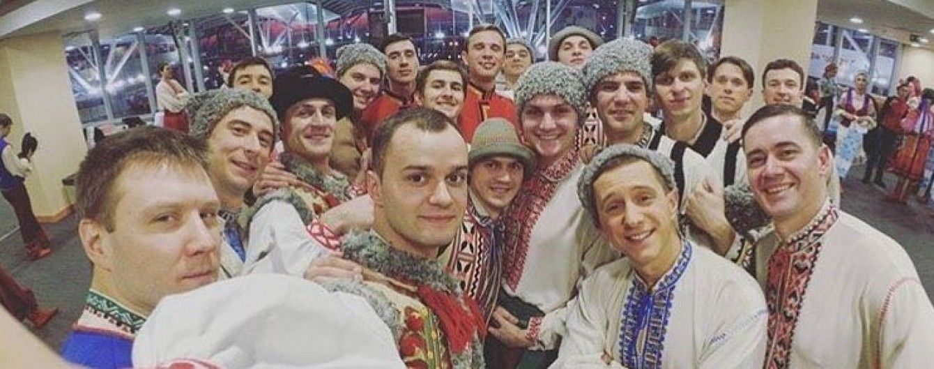 Флешмоб-гопак. Танцюристи ошелешили відвідувачів аеропорту та супермаркету