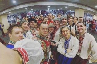 Флешмоб-гопак. Танцюристи ошелешили відвідувачів аеропорту та супермаркету