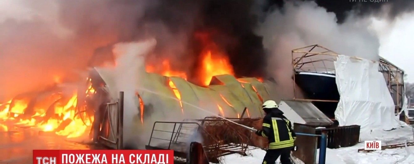 Масштабный пожар в Киеве: огонь на судостроительном заводе тушили 89 спасателей