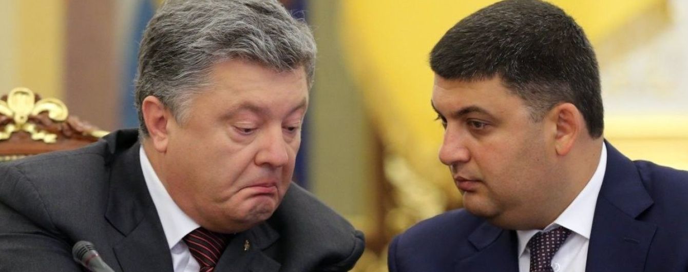 Прошлогодняя елка и вышитый крестиком ангел. Порошенко и Гройсман поздравили украинцев с праздником