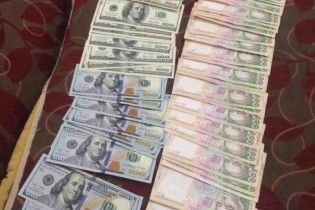 На Волині на доларовому хабарі попався чиновник виконавчої служби