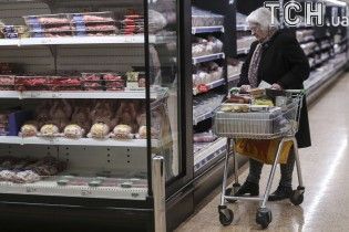 У Польщі власник супермаркету наказав перевіряти усіх українців на касі