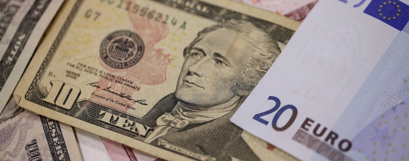 Доллар и евро синхронно подешевели в курсах Нацбанка. Инфографика