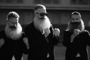 Учасники Depeche Mode постали з пишними бородами у чорно-білому кліпі