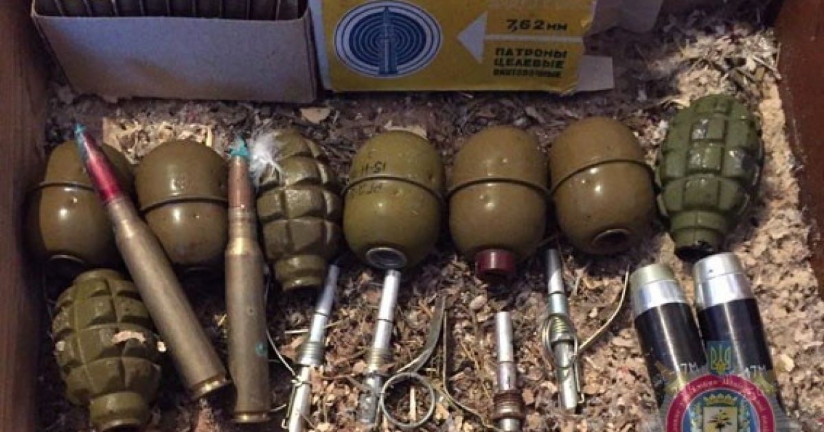 В Запорожье жена после ссоры "сдала" полиции арсенал оружия мужа-АТОшника