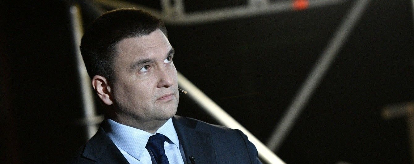 "Досить по-страусячому ховати голову в пісок". Клімкін закликав покарати винних за туристичний колапс