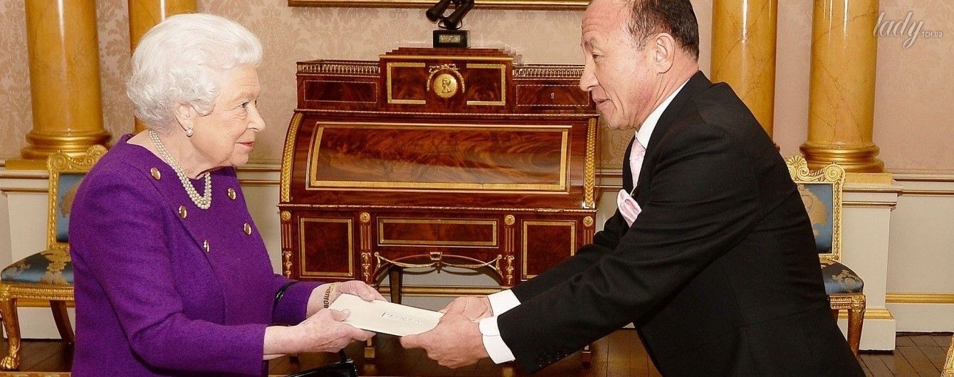 В ярком платье и на каблуках: 90-летняя королева Елизавета II продемонстрировала новый образ