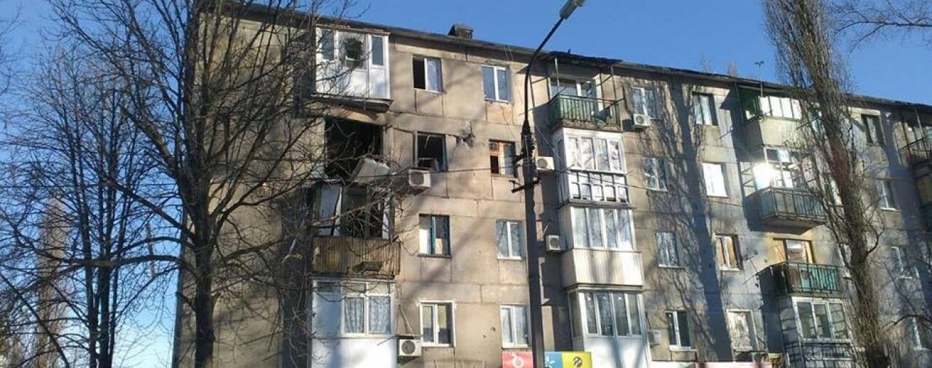 Через загрозу обвалу в Авдіївці відселяють мешканців будинку, який обстріляли з артилерії бойовики