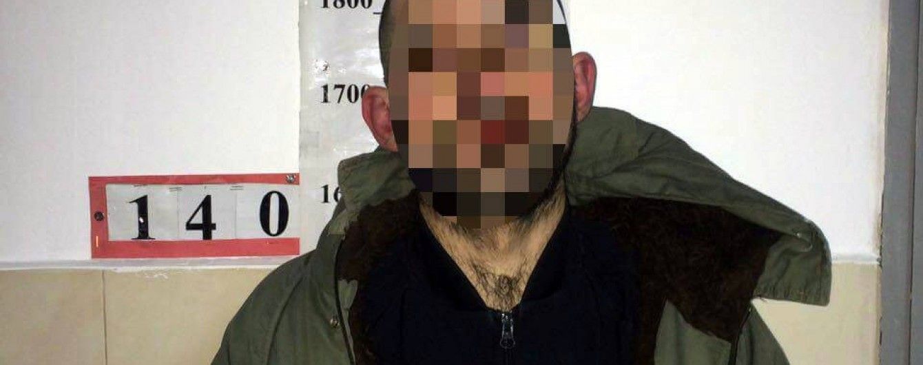 У Києві чоловік із сокирою у руках нападав на людей