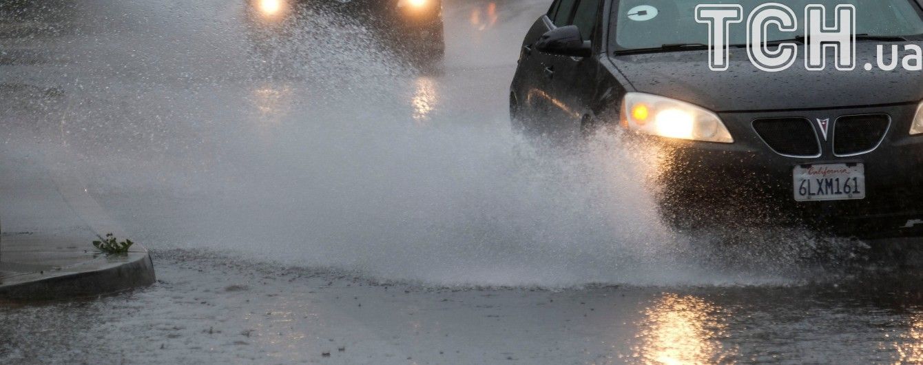 Затопленные машины и спасатели по шею в воде: в США бушует непогода