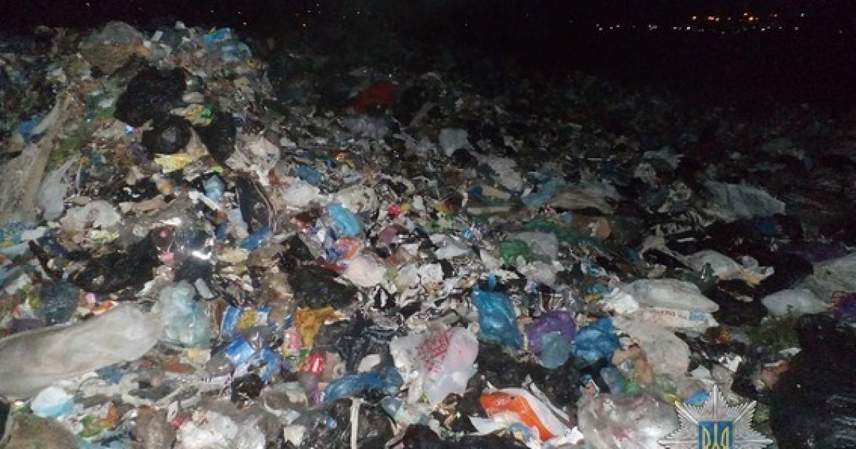 На Запорожье неизвестные среди ночи выгрузили в поле сотни тонн львовского мусора