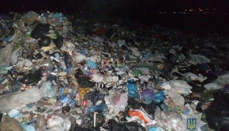 На Запорожье неизвестные среди ночи выгрузили в поле сотни тонн львовского мусора
