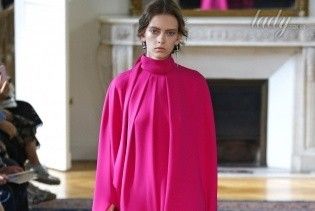 Яркие цвета, восточные принты и пудреницы на цепочке: коллекция Valentino сезона весна-лето 2017