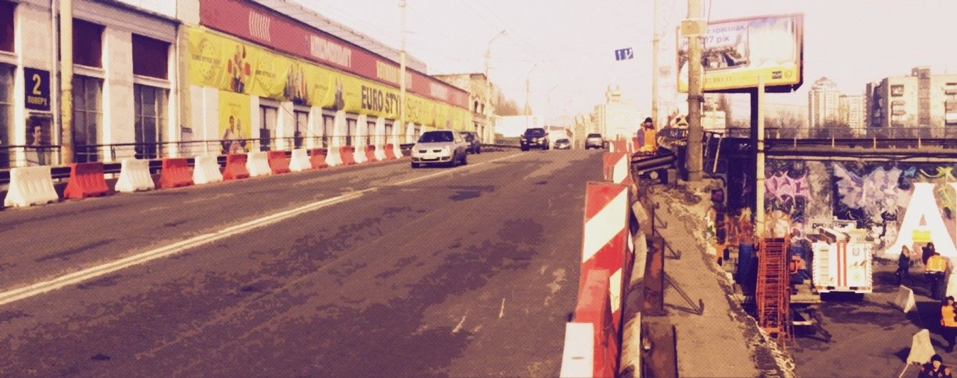 В Киеве на Шулявском путепроводе из асфальта вылезла арматура: поврежденные авто