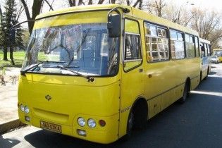 На Київщині 15-річна дівчинка випала з маршрутки під час руху