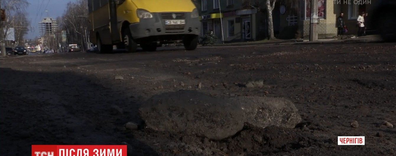 Нежелательная находка: в Чернигове весеннее "схождение" асфальта обнажило столетнюю брусчатку
