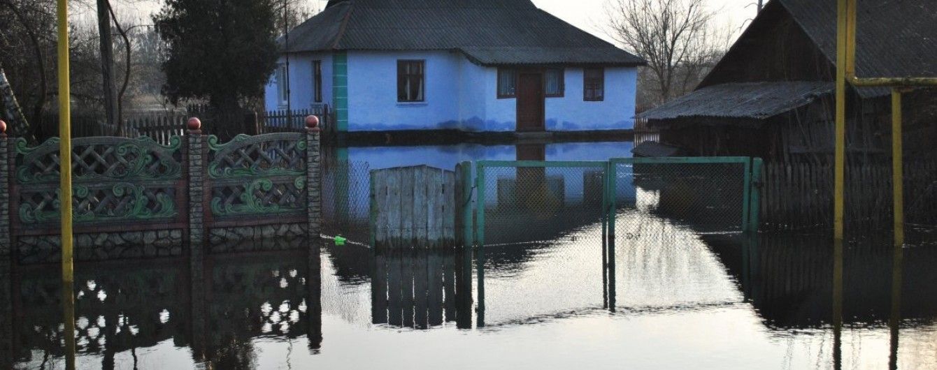На Львовщине горная река подтопила улицы