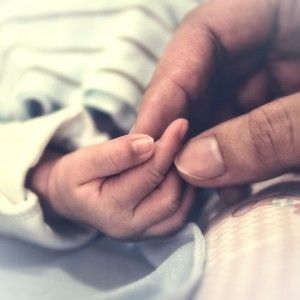 На Миколаївщині поблизу лікарні знайшли побите немовля в картонній коробці