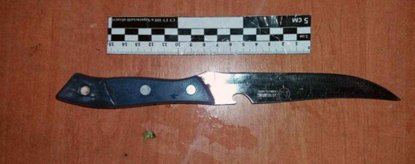 В Харькове горе-мать порезала сына ножом, потому что он забрал у нее сигареты