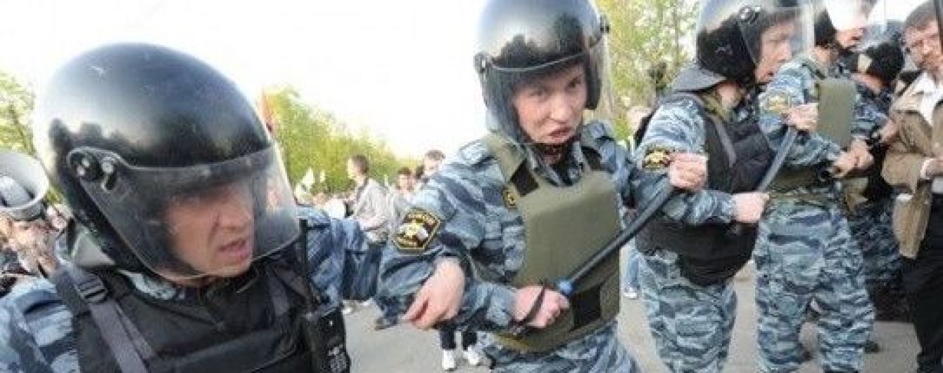 С желто-голубыми флагами и лентами: в Петербурге сотни людей вышли на акцию против войны с Украиной