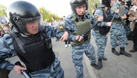 С желто-голубыми флагами и лентами: в Петербурге сотни людей вышли на акцию против войны с Украиной
