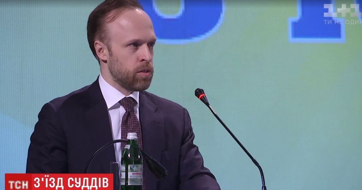 Внеочередной съезд судей поздравил представитель АП в "мужских лабутенах"