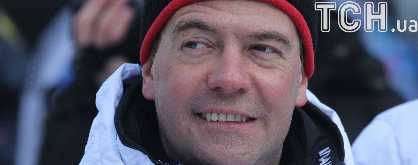Медведєв через місяць відреагував на скандальний сюжет про свої захмарні статки
