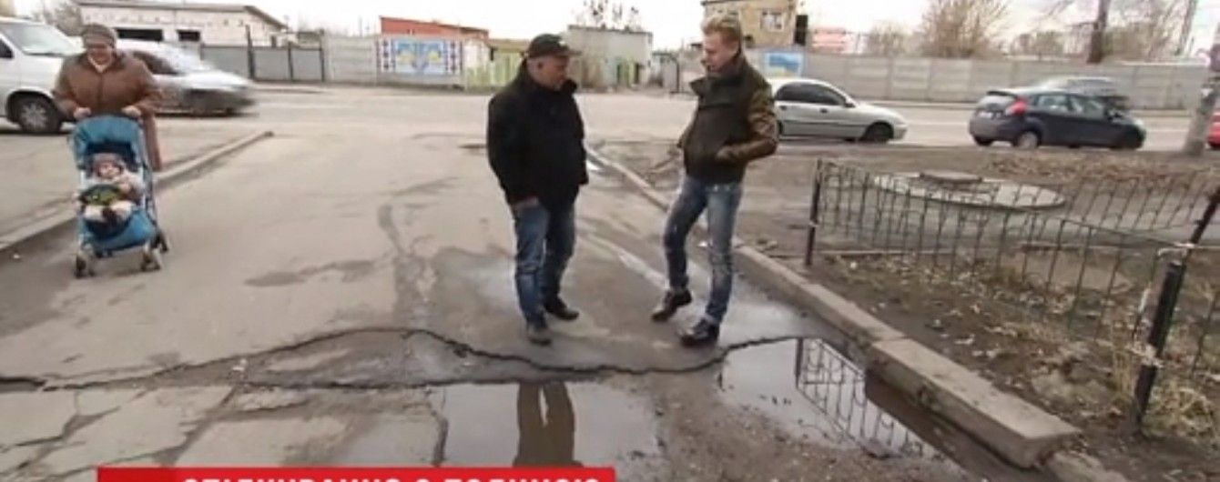Киянин скаржиться на побиття поліцією через ями у дворі будинку